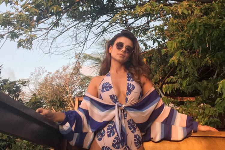 Paula Fernandes curte férias em Fernando de Noronha