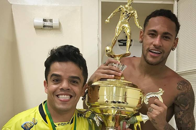 Neymar revela ter tatuagem de Mulher-Gato, fantasia de Bruna Marquezine