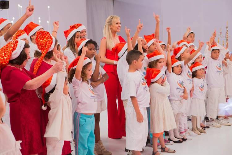 Eliana prepara especial de Natal reunindo crianças carentes e idosos