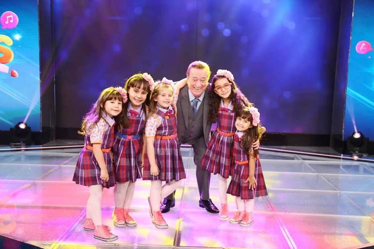 Raul Gil e elenco de Carinha de Anjo