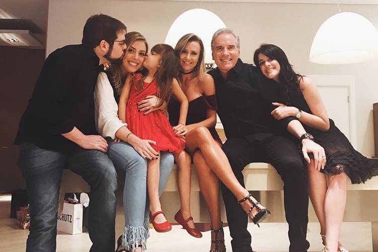 Roberto Justus reúne a família para comemorar Natal antecipado