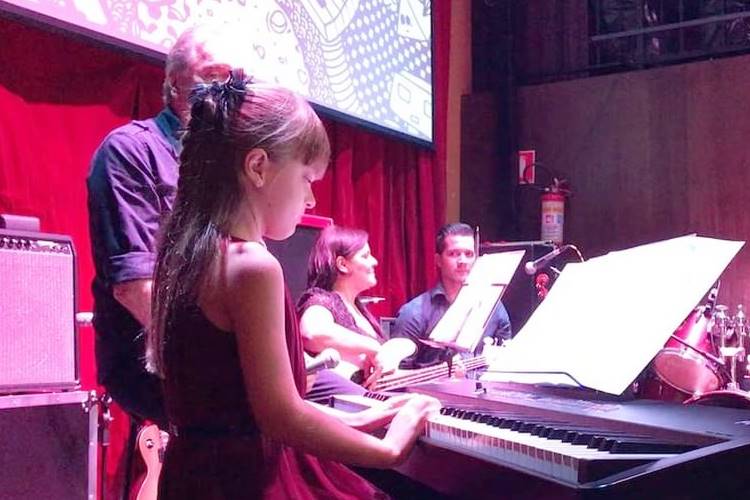 Roberto Justus canta enquanto Rafinha toca piano – Confira!