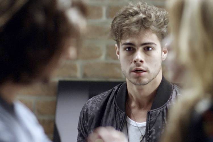 Rock Story - Leo flagra beijo de Gui e Diana TV Globo/Reprodução