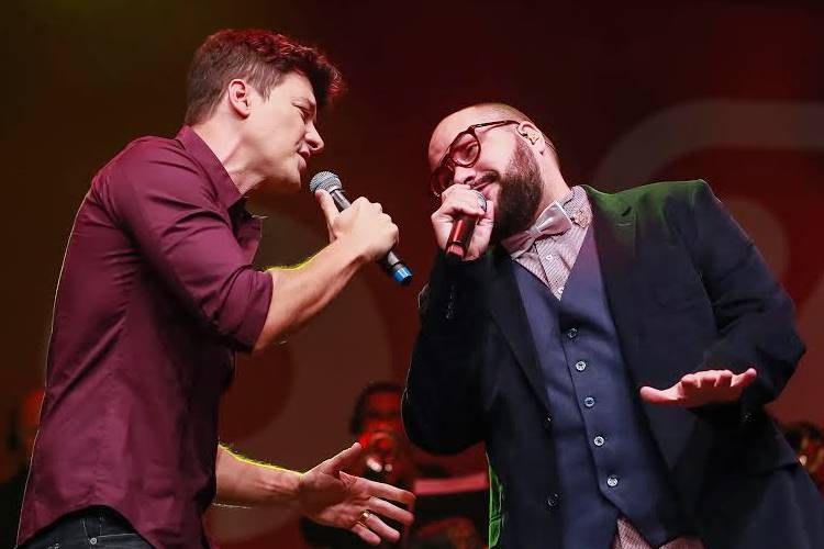 Tiago Abravanel e Rodrigo Faro cantam juntos em evento de Natal