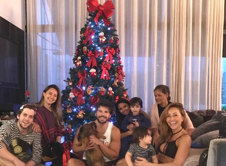 Sabrina Sato e Duda Nagle reúnem a família para montar árvore de Natal