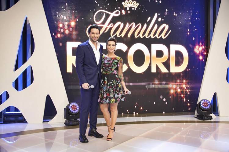 Família Record reúne elenco para o tradicional amigo secreto