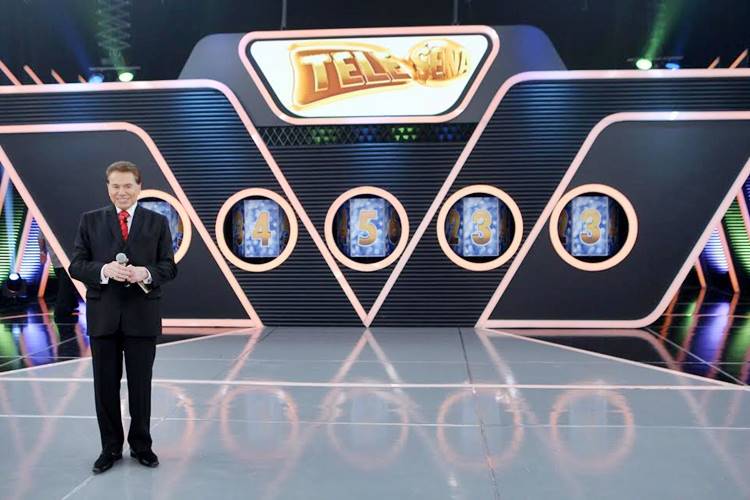 Silvio Santos entrega prêmio de R$ 1 milhão da Tele Sena de 25º aniversário