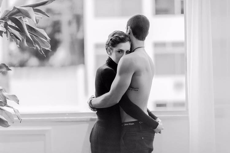 Sophia Abrahão posa abraçadinha com Sérgio Malheiros e fãs vibram