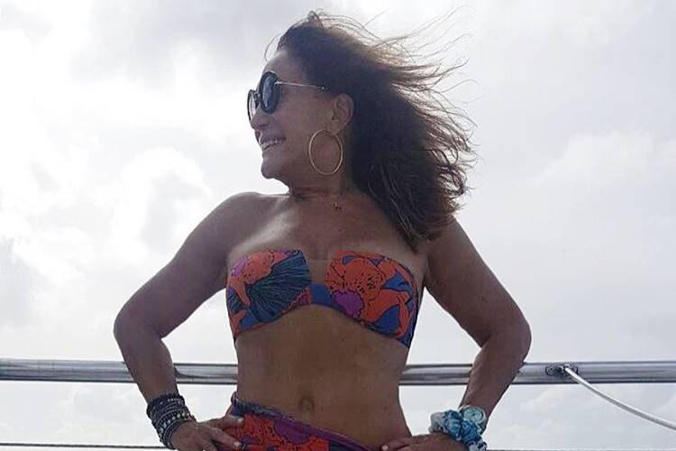 Aos 74 anos, Susana Vieira posa de biquíni e exibe boa forma