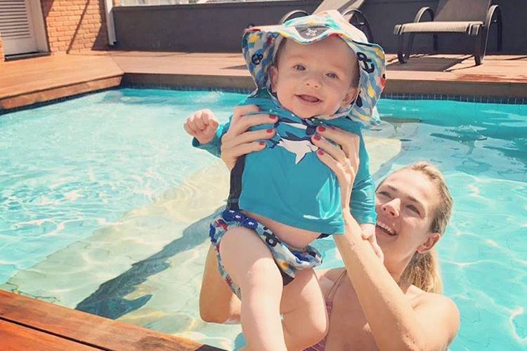 Thaís Pacholek compartilha click fofo do filho em dia de piscina