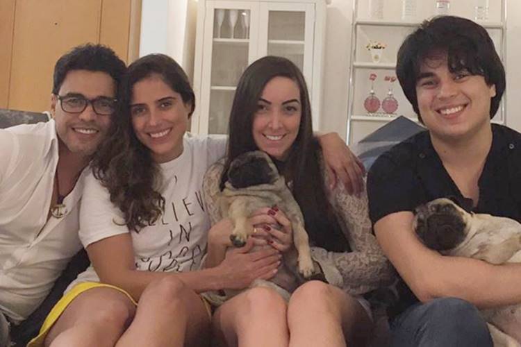 Sem Wanessa, Zezé Di Camargo posa em jantar especial com Igor e Camilla