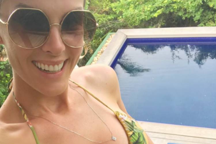 Ana Hickmann exibe barriga chapada em dia de piscina