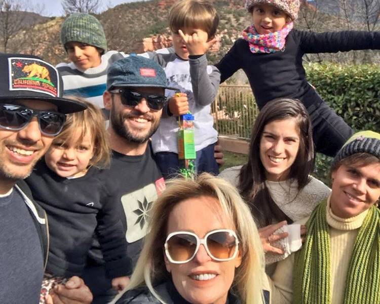 De férias, Ana Maria Braga curte viagem com a família