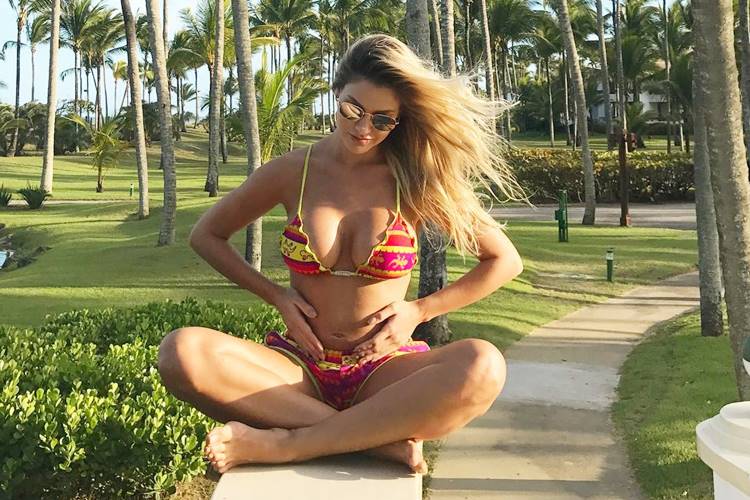 Andressa Suita exibe barriguinha de grávida em click nas redes sociais