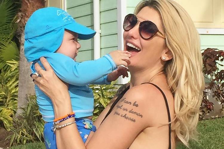 Em meio a rumores de crise no casamento, Antônia Fontenelle curte férias nas Bahamas com o filho