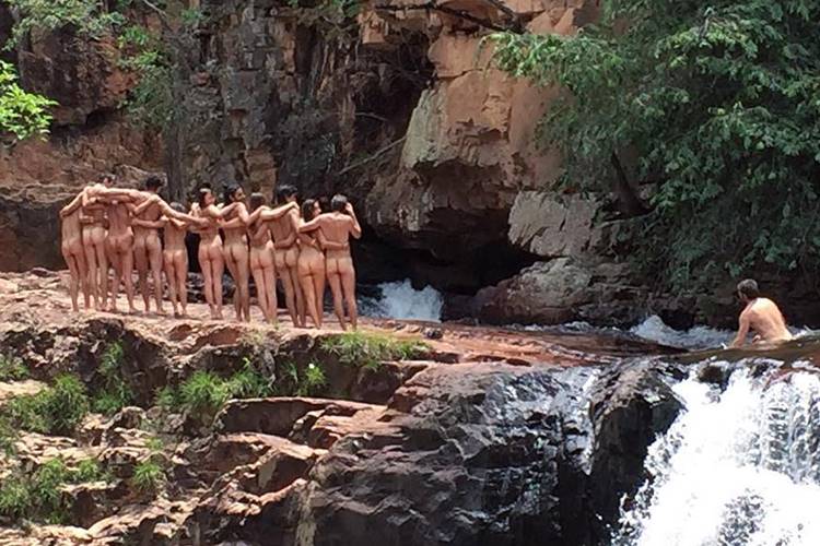 Atores agitam redes sociais ao posarem nus em cachoeira de Goiás