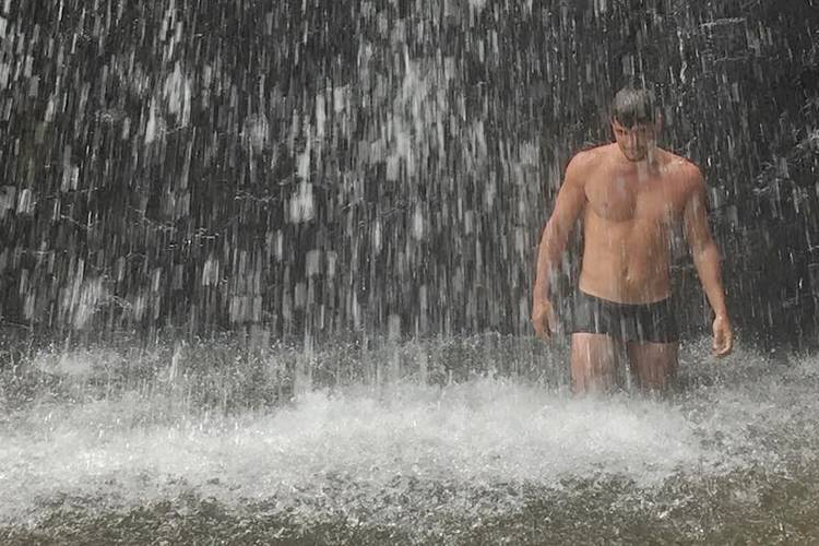 Bruno Gissoni exibe corpo sarado em banho de cachoeira