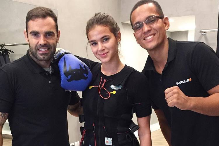 Bruna Marquezine mostra roupa especial de malhação em click com personal trainer