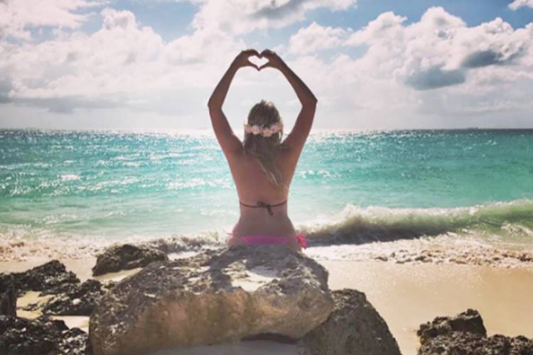 Em meio à rumores de crise no casamento, Dani Calabresa pede mais amor em dia de praia