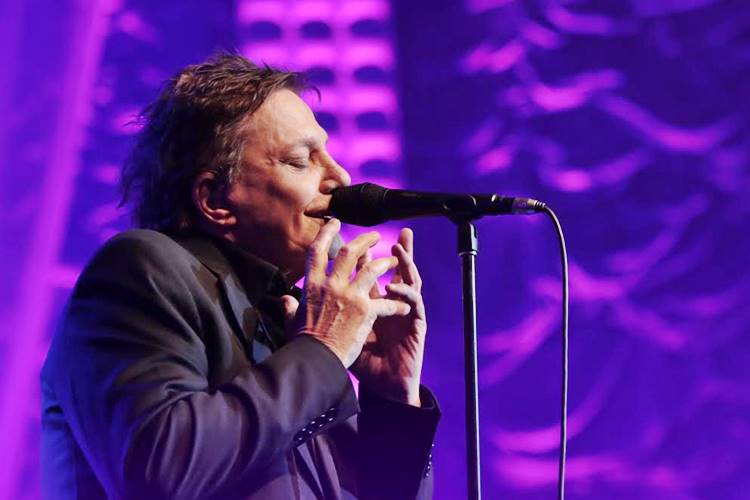 Fábio Jr. dá selinho em fã durante show