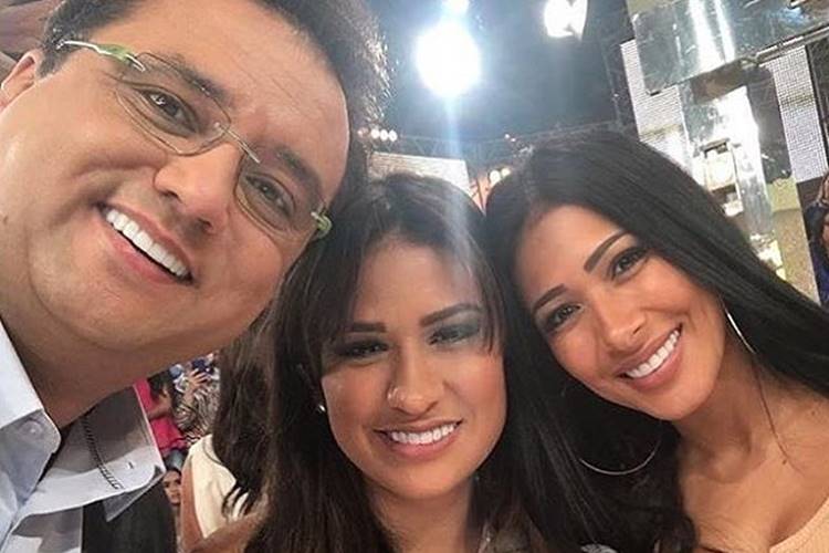 Com a dupla Simone & Simaria, ‘Domingo Show’ fica em primeiro lugar