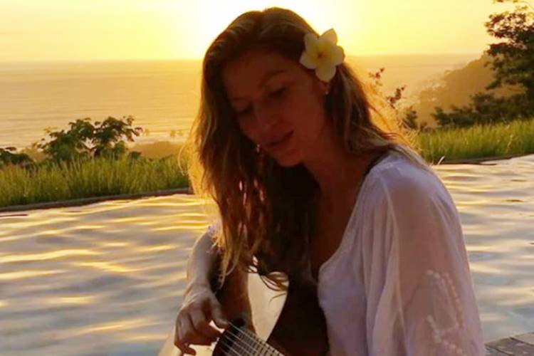 Gisele Bündchen toca violão e canta em vídeo nas redes sociais – Confira!