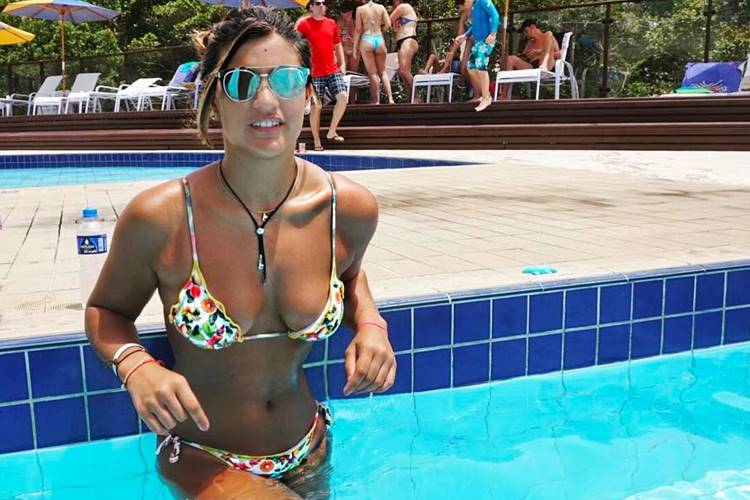 Giulia Costa exibe corpo sarado de biquíni nas redes sociais