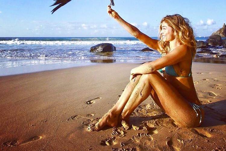 Grazi Massafera exibe corpo enxuto em registro na praia