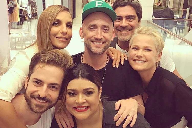 Ivete Sangalo e Xuxa curtem cinema ao lado de amigos famosos