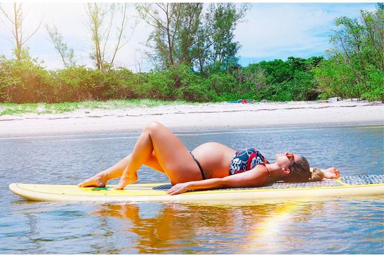 Kelly Key mostra barrigão na reta final da gestação