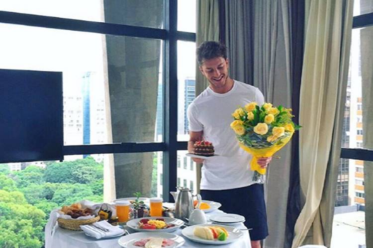 Klebber Toledo comemora 10 anos de Rede Globo e ganha mimo de Camila Queiroz