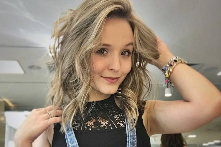 Larissa Manoela radicaliza e corta as madeixas