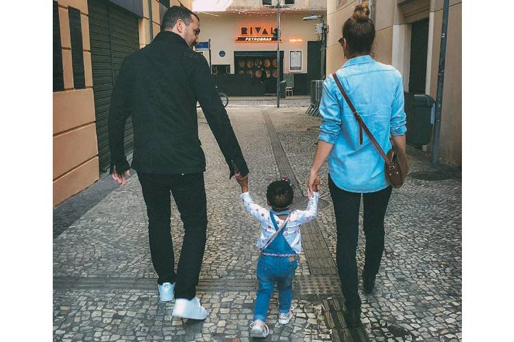 Leandra Leal com o marido e a filha