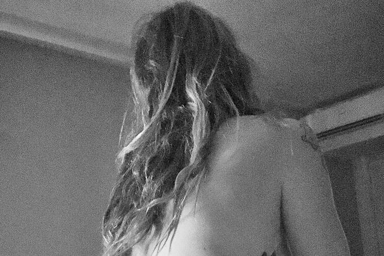 Pedro Scooby publica foto de Luana Piovani na cama de topless