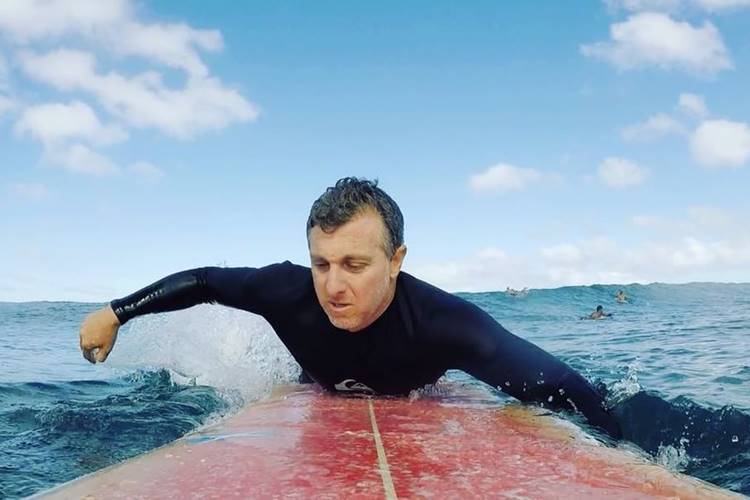 De férias no Havaí, Luciano Huck posta vídeo surfando