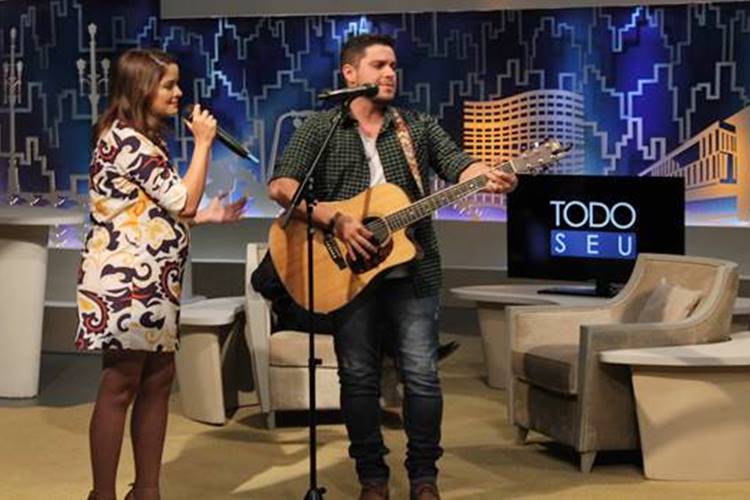 Ronnie Von recebe Maria Cecília e Rodolfo