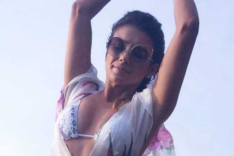 Paula Fernandes relembra viagem para Noronha e exibe corpão