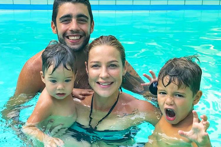 Luana Piovani curte piscina com Pedro Scooby e filhos