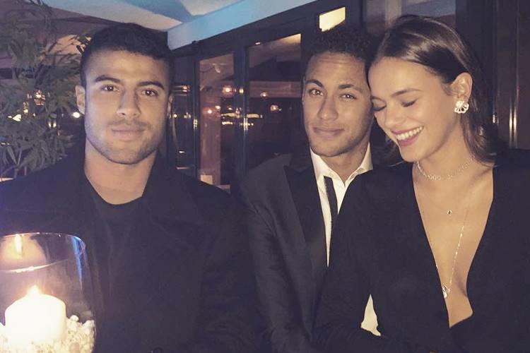 Amigo de Neymar compartilha foto romântica do jogador agarradinho com Bruna Marquezine