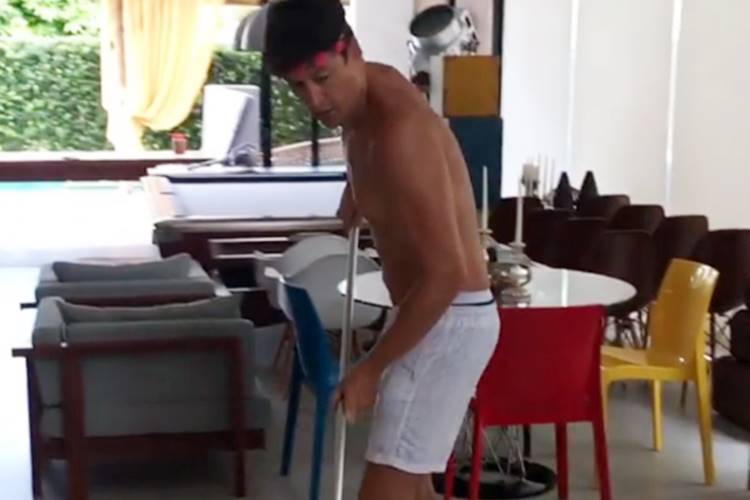 Rodrigo Faro posta vídeos fazendo faxina e diverte seguidores