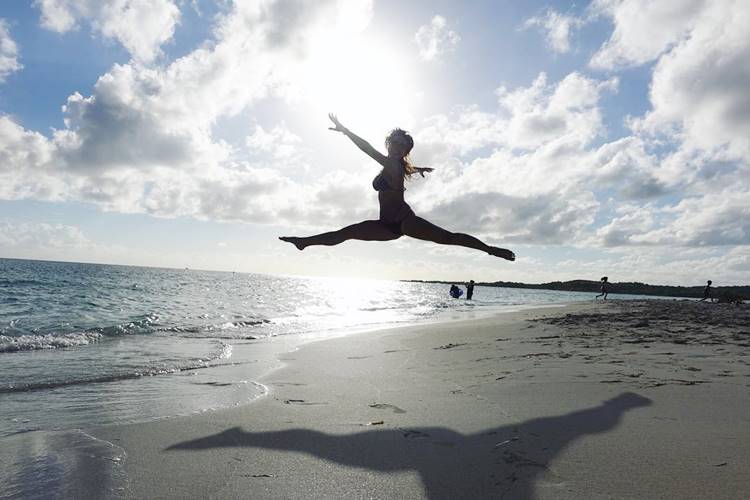 Sabrina Sato faz acrobacia e arrasa de biquíni ao lado de Duda Nagle