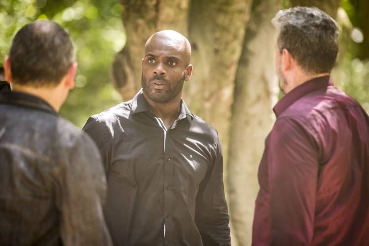 Sol Nascente Louzada ( Marcelo Airoldi) chega com outros policiais e anuncia a prisão de João Amaro ( Rafael Zulu ) (Globo/João Cotta)