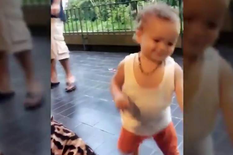 Preta Gil comemora os primeiros passos da neta, Sol de Maria