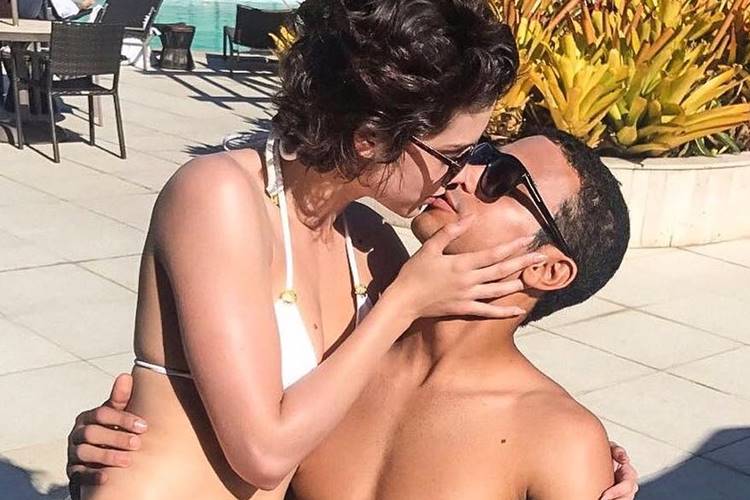 Sérgio Malheiros e Sophia Abrahão trocam beijos e mostram corpos enxutos em click na Bahia