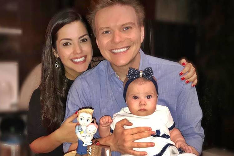 Michel Teló comemora aniversário ao lado da mulher e da filhinha