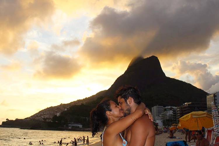 Yanna Lavigne e Bruno Gissoni trocam beijos em pôr do sol no Rio de Janeiro