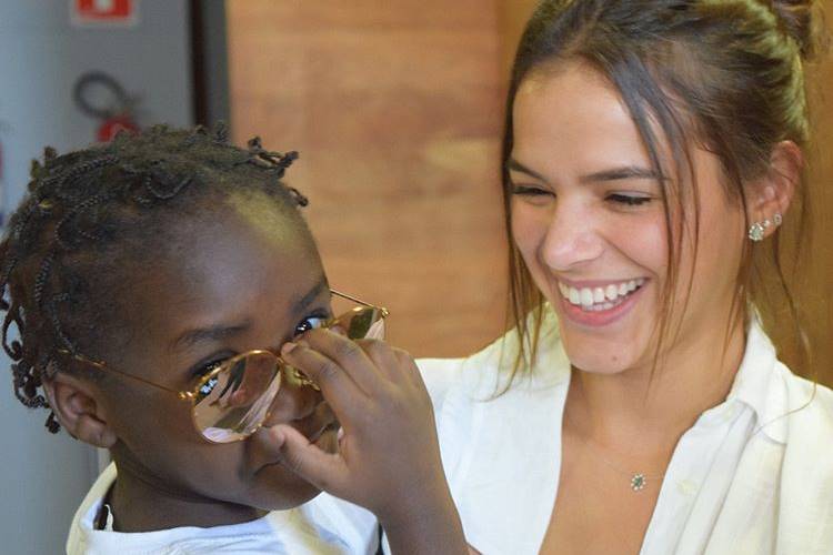 Bruna Marquezine visita crianças refugiadas no Museu da Imigração, em São Paulo
