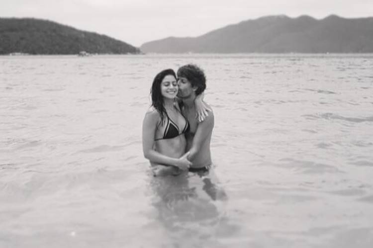 Grávida, Carol Castro compartilha foto no mar ao lado do namorado