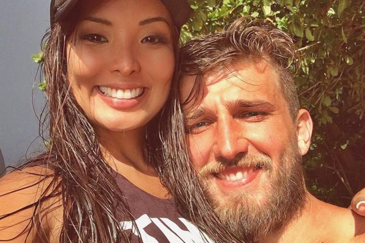 Foto: Carol Nakamura e o jogador de futebol Aislan Lotici se