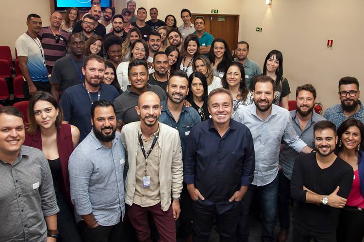 Gugu reúne equipe de seu programa e anuncia novidades para a temporada 2017
